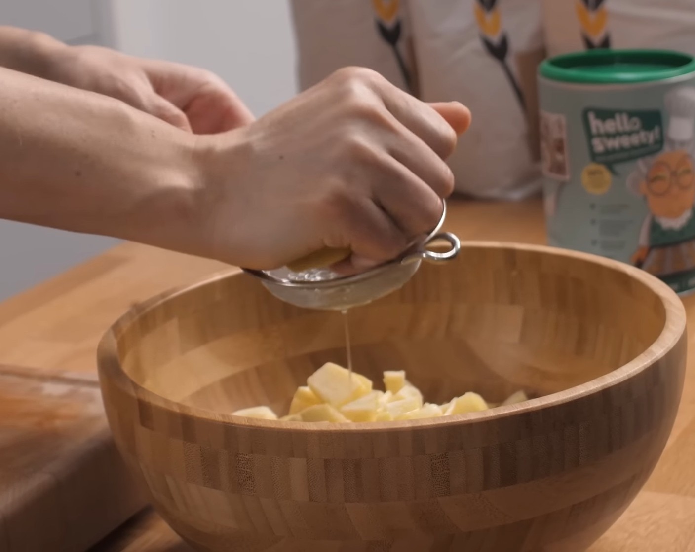 Schritt 7 Danach die geschnittenen Äpfel in eine Schüssel geben und den Saft der Zitrone (1) dazu pressen.