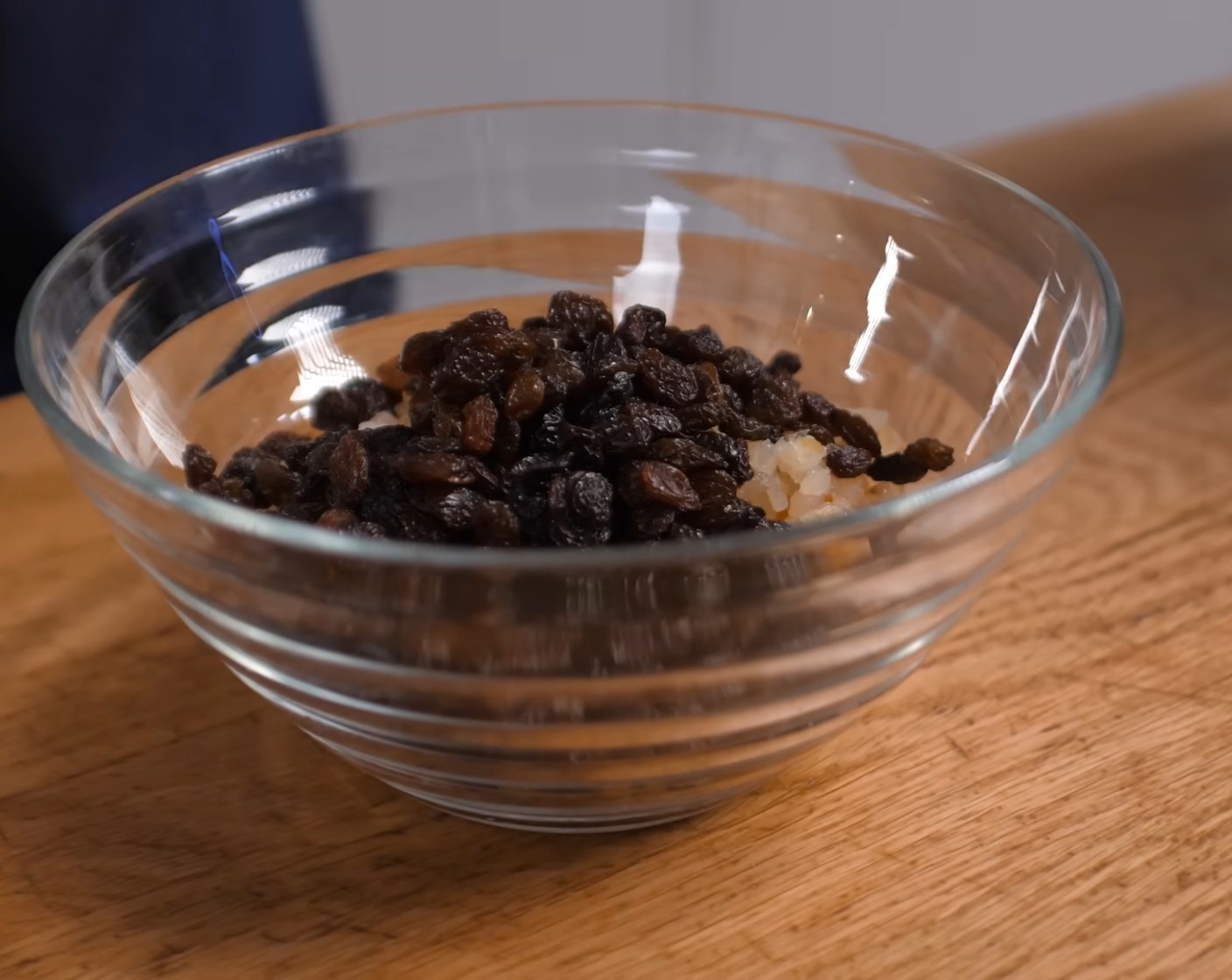 Schritt 4 Die Orangeat (160 g), Zitronat (70 g) und Rosinen (130 g) in einer Schüssel mit Rum (50 g) übergiessen und gut durchmischen. Die Fruchtmischung zudecken und über Nacht bei Raumtemperatur quellen lassen.