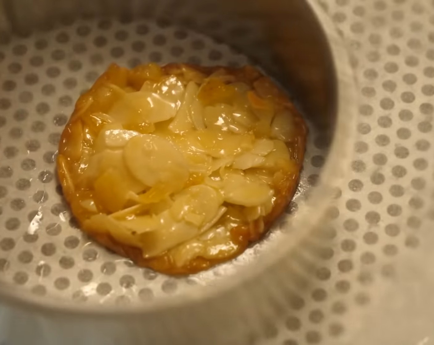 Schritt 10 Unmittelbar nach dem Backen, in noch heissem Zustand, einen Kreis-Ausstecher in etwas Öl tunken und die Florentiner damit wieder in Form bringen. Das muss relativ schnell gehen, da das nach dem Auskühlen der Florentiner nicht mehr geht. Danach die Florentiner mindestens 20 Minuten auskühlen lassen.