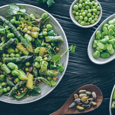 Frühlingssalat in Grün: Favabohnen, Erbsen, Spargeln und Pistazien Rezept | V-Kitchen