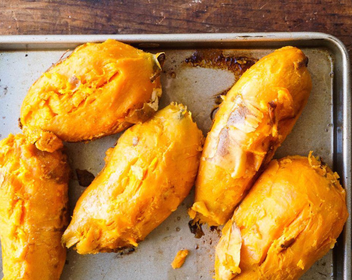 Schritt 4 Sobald die Kartoffeln ausreichend abgekühlt sind, Schale entferenen und die abgekühlten Kartoffeln in eine grosse Schüssel geben.