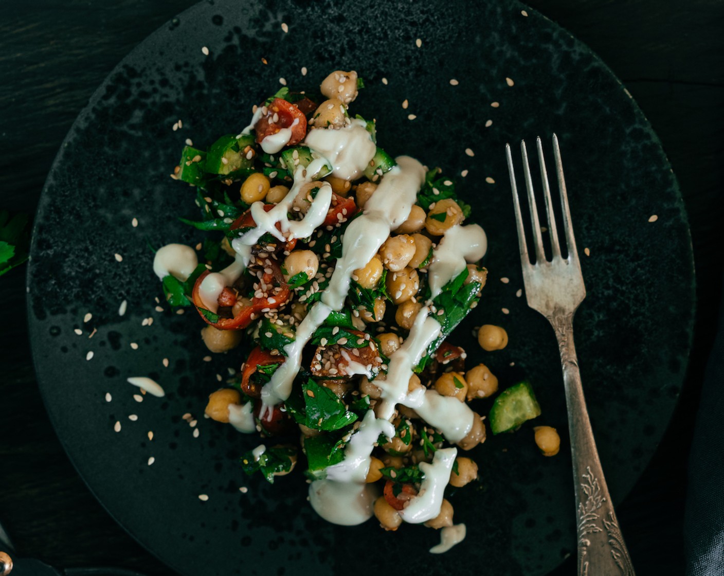 Schritt 8 Tahini: Tahini (3 Esslöffel) mit Zitronensaft (1/2) und Salz (wenig) verrühren, bis eine cremige Masse entsteht. Eventuell Wasser (nach Bedarf) hinzufügen, bis die Konsistenz stimmt und das Ganze über den Salat geben.
