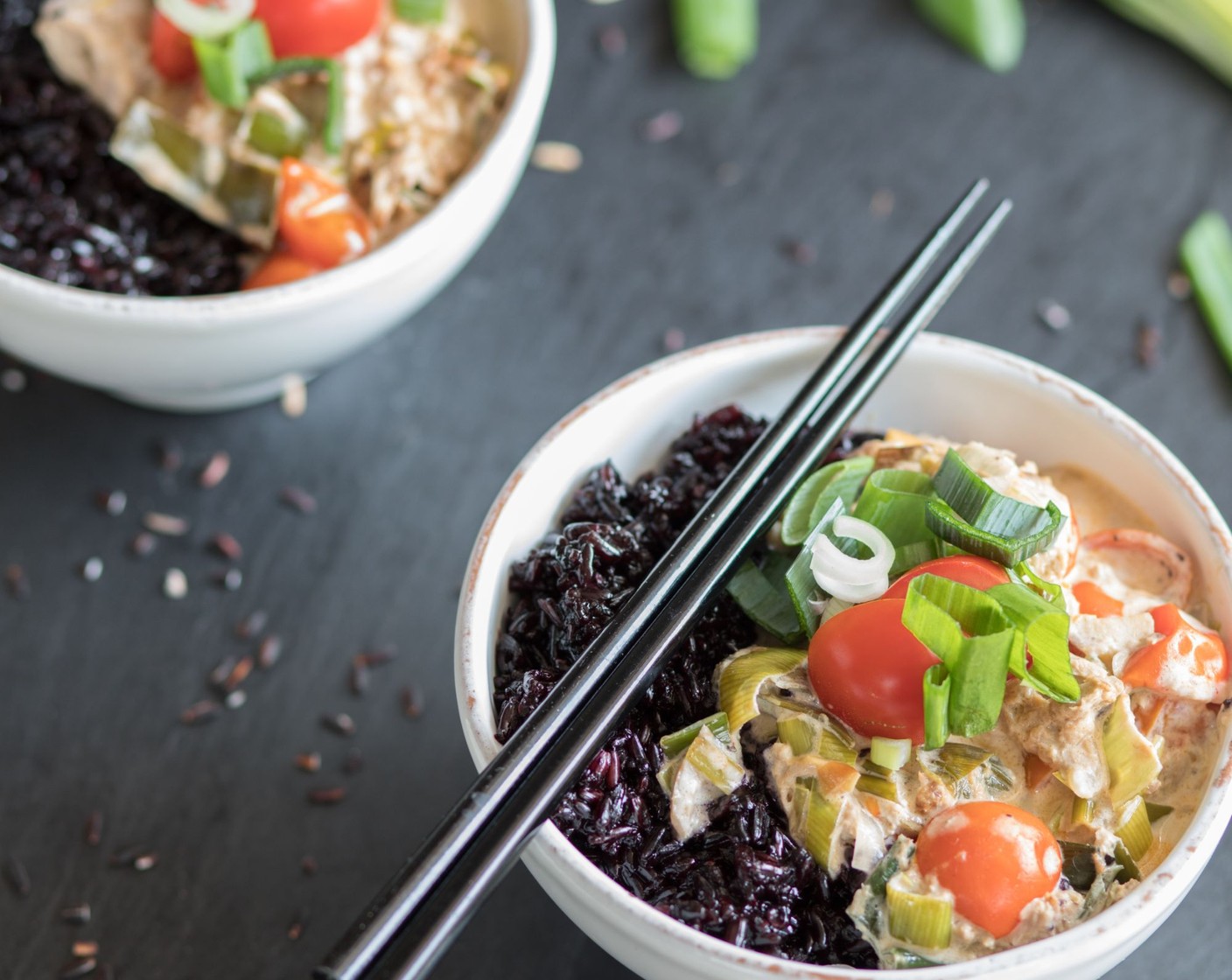 Schritt 3 Mit Sojasauce (wenig) würzen und weitere 5 Minuten köcheln lassen, bis die Sauce eingedickt ist. In einer Schüssel den Reis anrichten und die Sauce dazugeben.