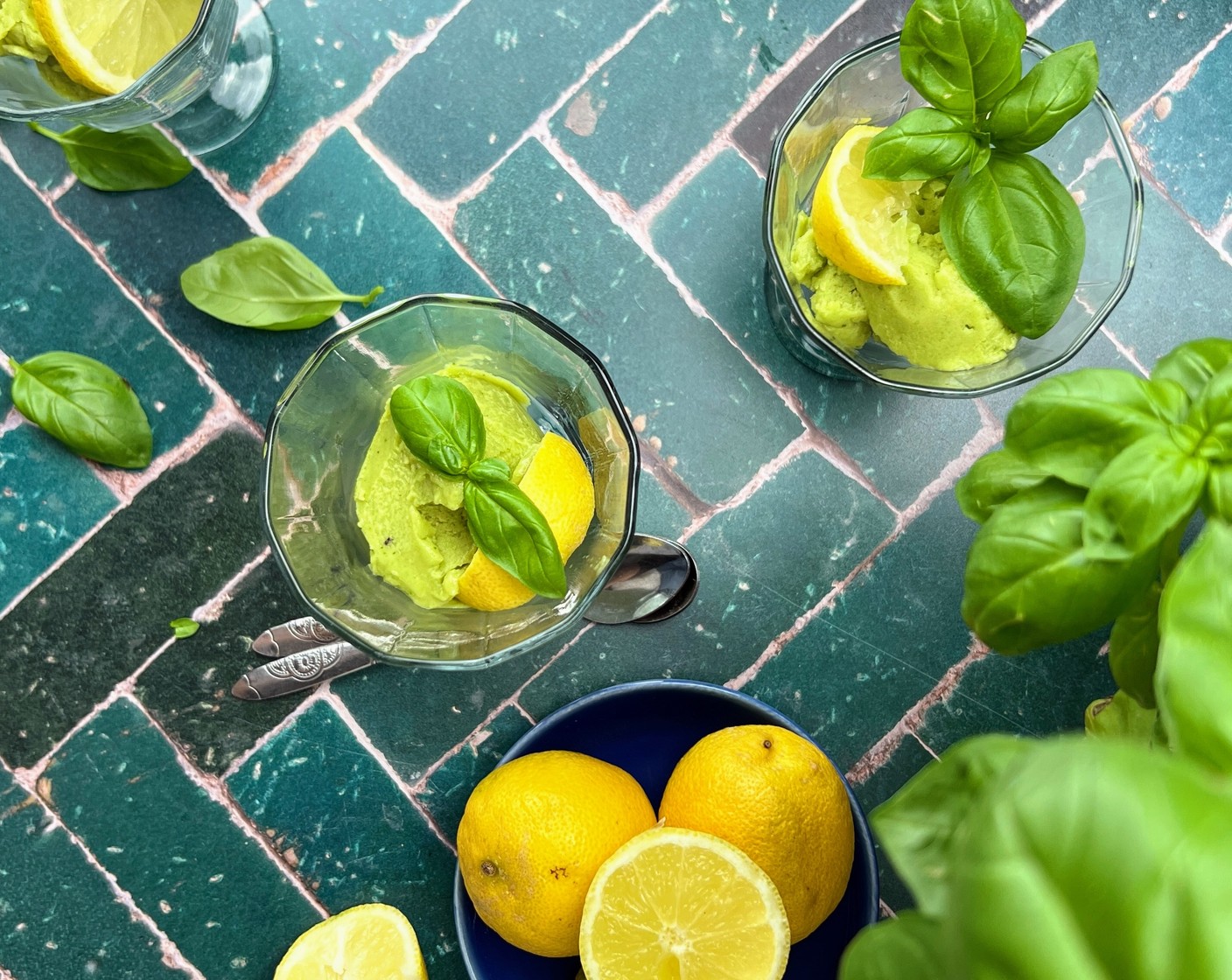 Gesundes Zitronen-Basilikum Eiscreme
