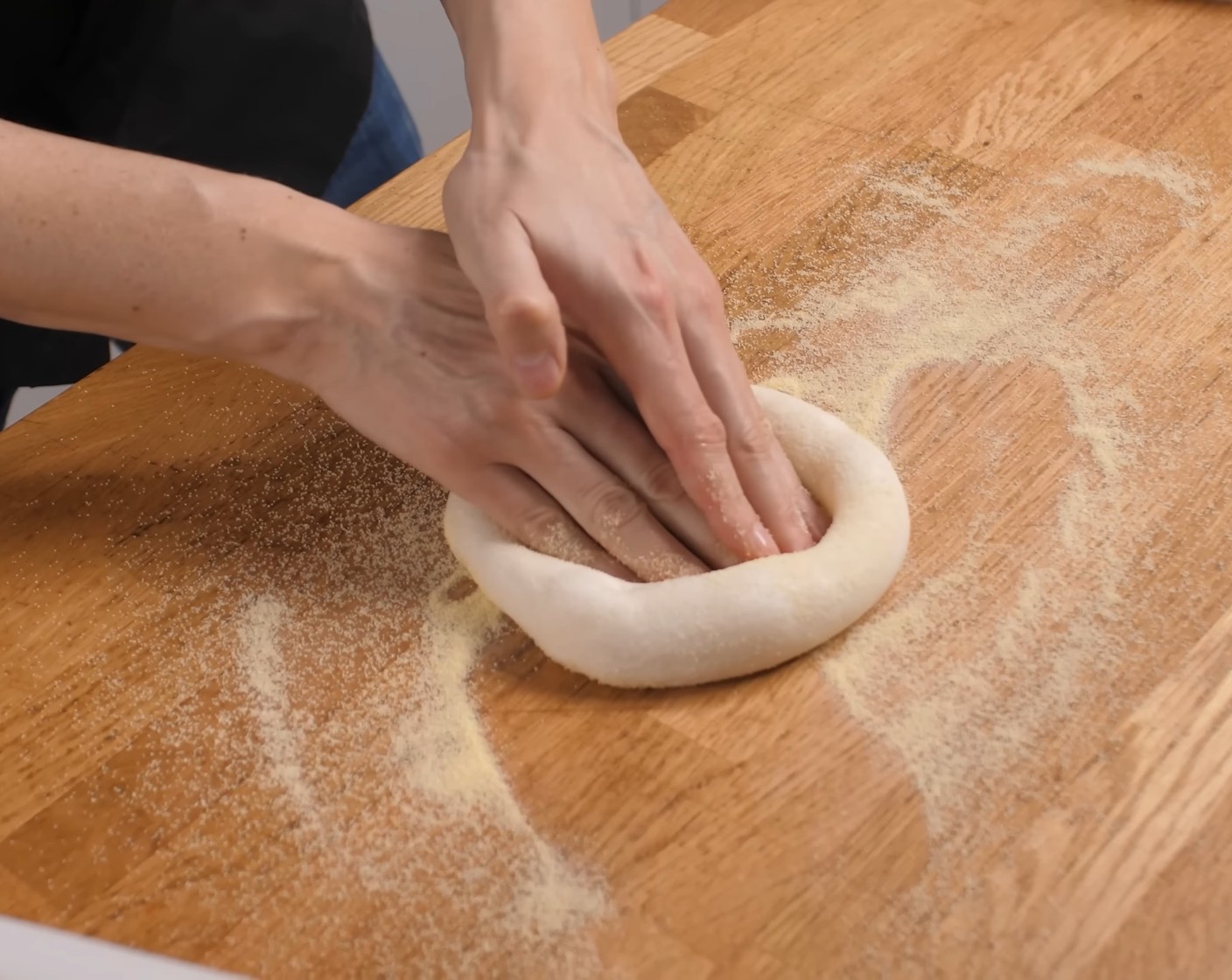 Schritt 14 Danach mit den Händen von innen nach aussen auf den Teig drücken, sodass ein Rand entsteht.