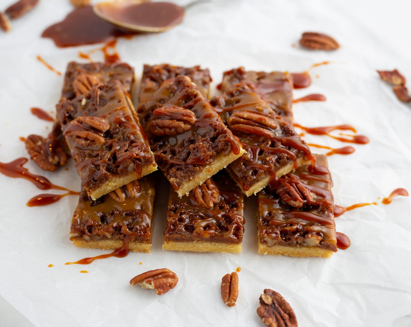 Schritt 8 Die einzelnen Schnitten mit Pekannüssen und dem Caramel verzieren.