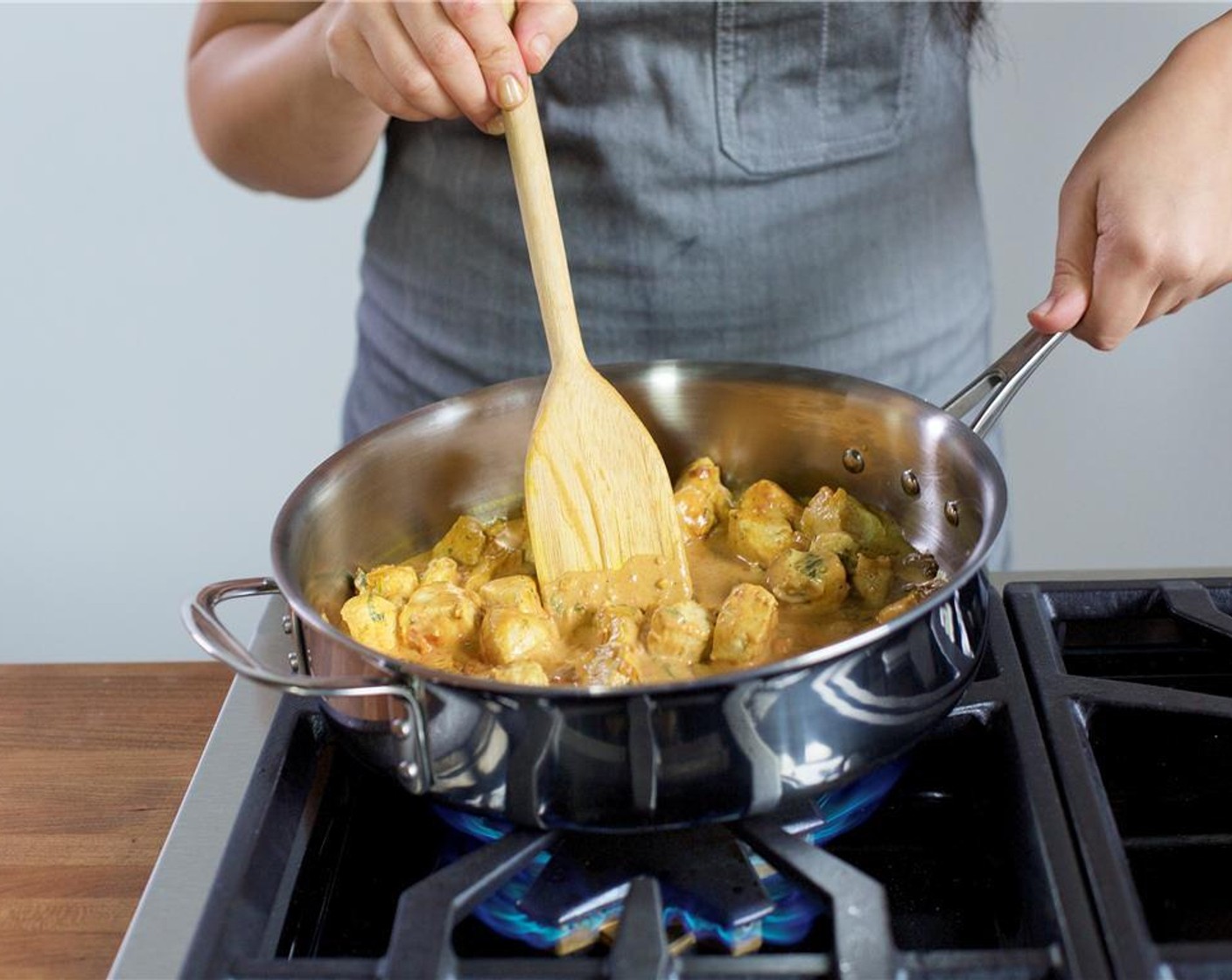 Schritt 18 Zwiebelmischung, Tomatenmark (1 EL), Schlagrahm (120 ml) und Salz (1/4 TL) hinzufügen. Umrühren, bis alles gut vermischt ist, und vier Minuten köcheln lassen.