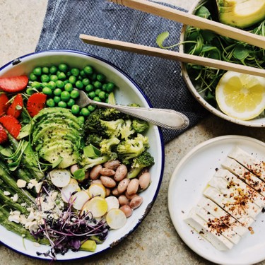 Salat-Spargel-Bowl mit mariniertem Tofu und Zitronen-Dressing Rezept | V-Kitchen