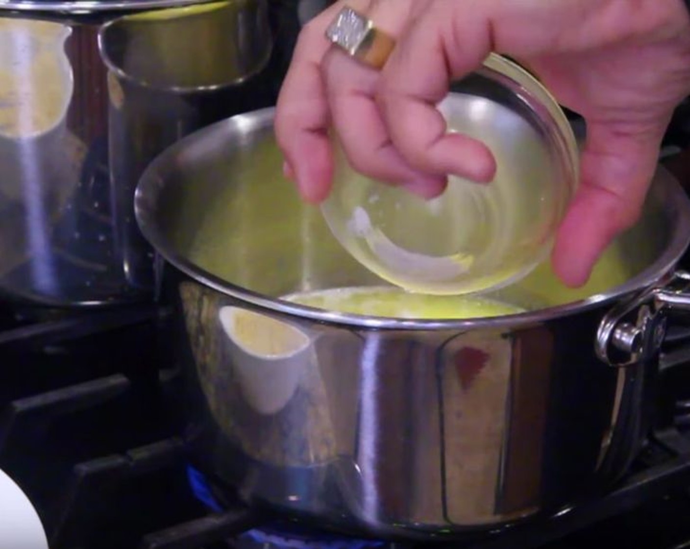 Schritt 2 Vollrahm (240 ml), Knoblauchpulver (1 TL) und Salz (1/4 TL) einrühren, dann die Hitze auf mittlere Stufe erhöhen.