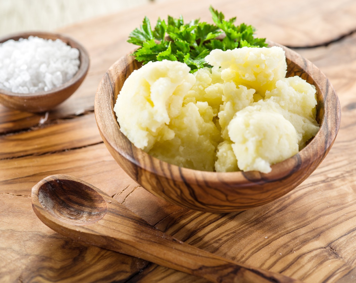 Schritt 5 Den gedämpften Fenchel in sehr kleine Würfel schneiden und beiseitestellen. Nun die gedämpften Kartoffeln in eine Schüssel geben und mit dem Kartoffelstampfer zerdrücken. Anschliessend den gewürfelten Fenchel, das Olivenöl (1 EL), die Crème Fraîche (100 g) und die Milch (100 ml) untermischen. Das Ganze mit Salz (wenig) und Pfeffer (wenig) würzen.