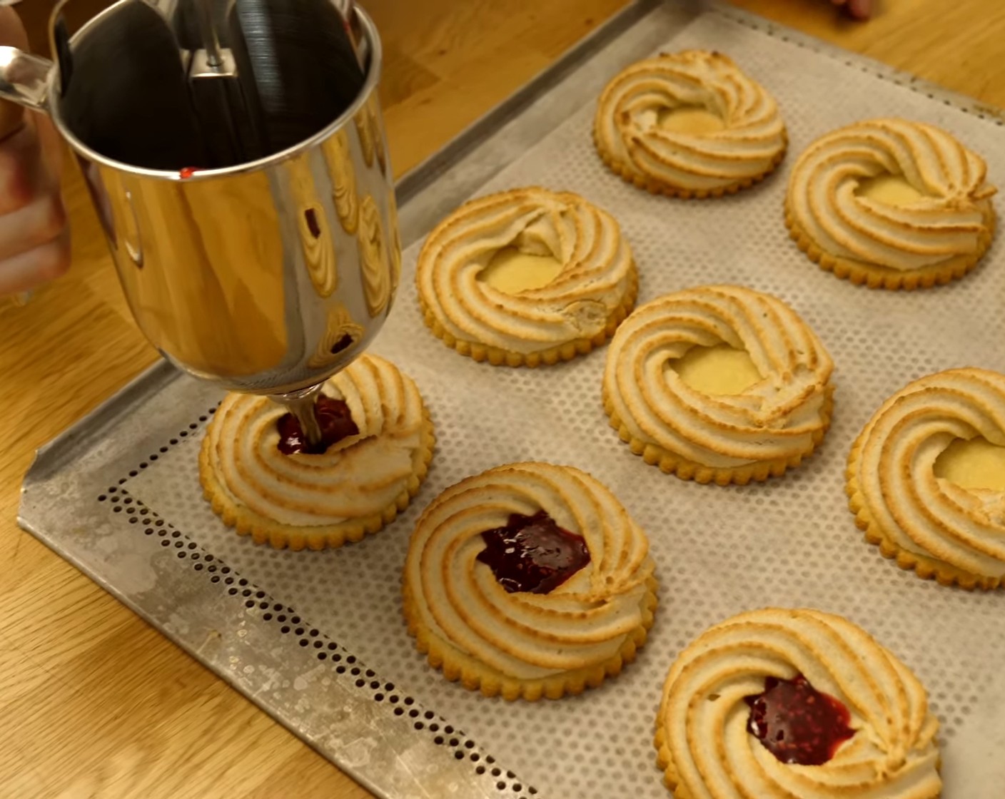 Schritt 12 Danach die Marmelade in einen Saucentrichter geben und damit die Leerräume der Vogelnestli auffüllen.