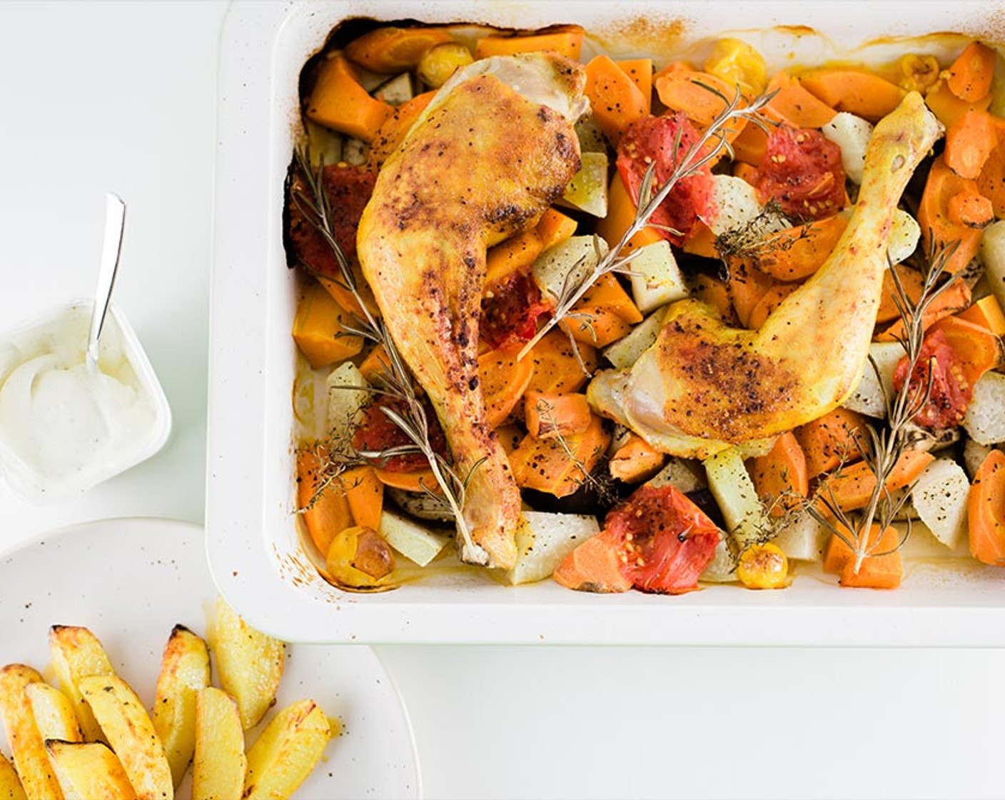 Schritt 5 Knoblauch und Rosmarin aus dem Gemüse entfernen. Den Knoblauch zur Crème Fraîche (200 g) pressen, mit Salz (wenig) und Pfeffer (wenig) abschmecken. Das Poulet mit dem Gemüse anrichten und zusammen mit der Creme servieren.