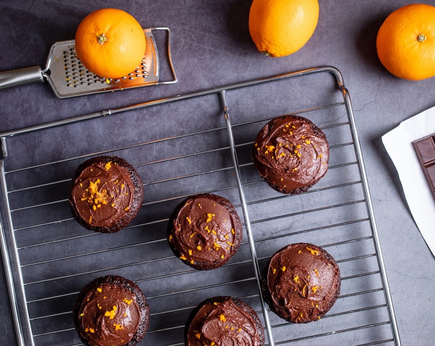 Schritt 6 Zum Schluss die Ganache auf den Cupcakes verstreichen und mit Salz (1 Pr.) und Orangenabrieb dekorieren.