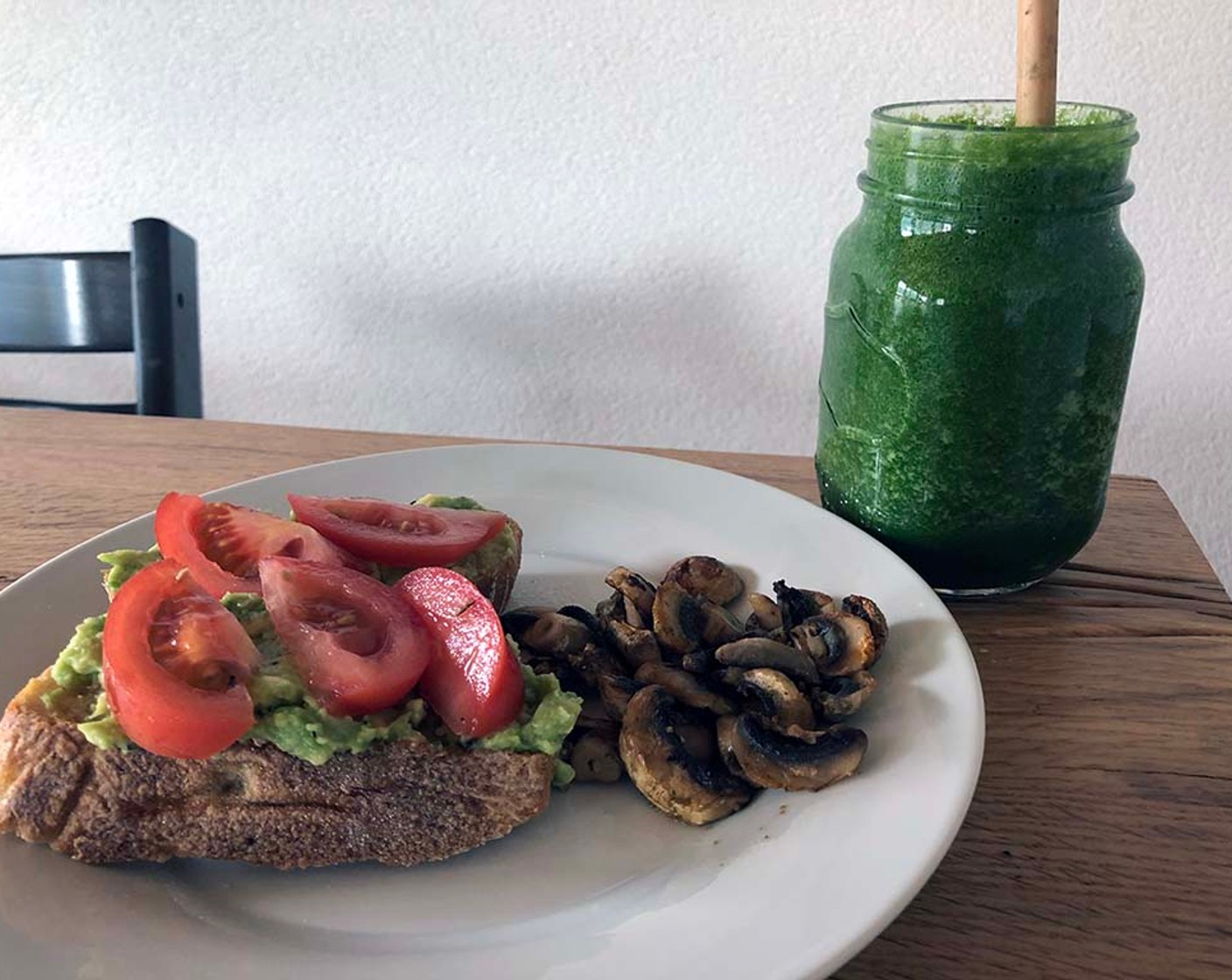 Schritt 5 Zum Schluss, die Brotscheiben mit Avocado belegen, die Tomatenscheiben darauf geben und die Pilze dazu servieren. Frühstücks-Toast zusammen mit dem Smoothie geniessen.