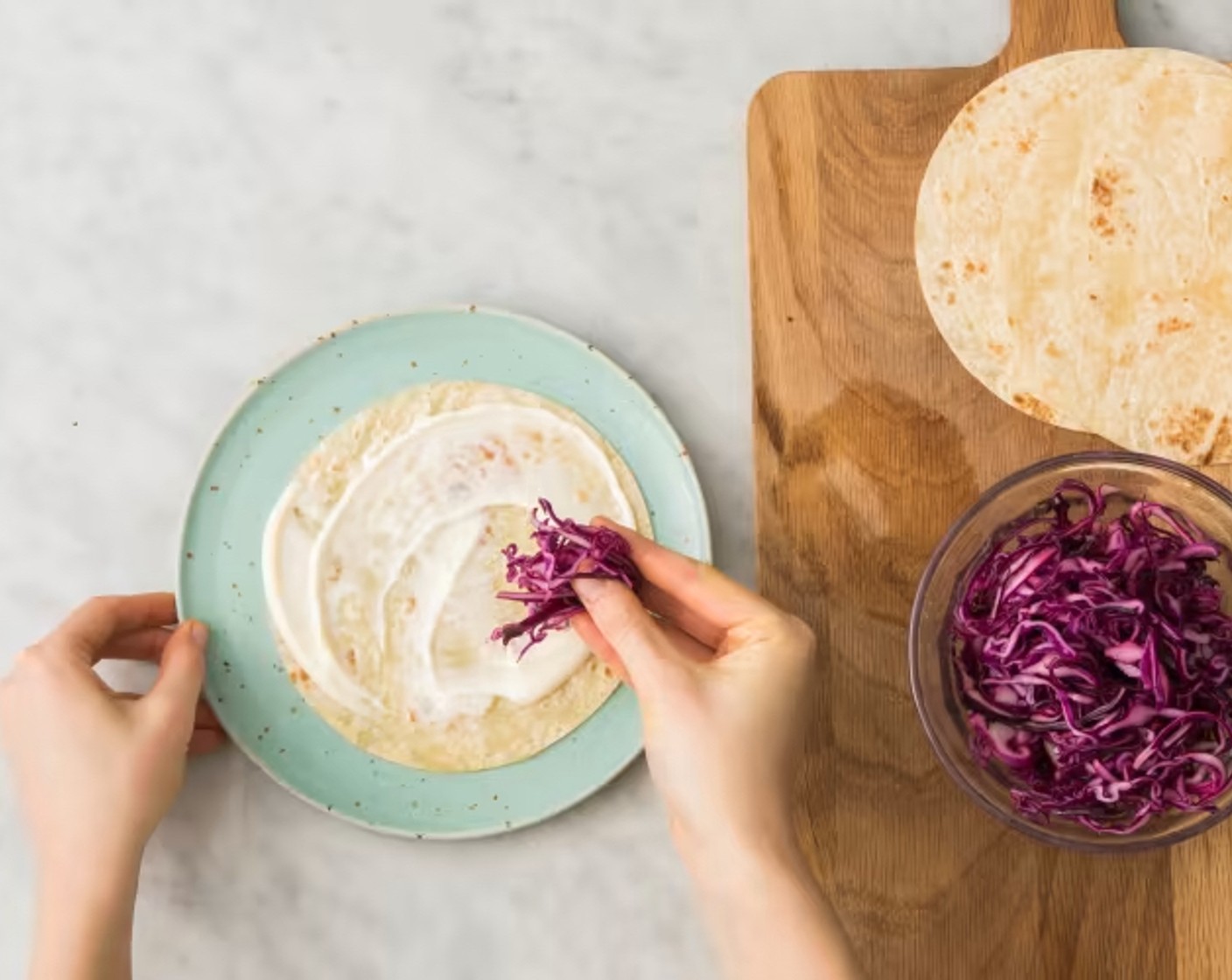 Schritt 6 Tortillas auf Teller geben, mit Mayonnaise (2 2/3 Esslöffel) bestreichen, mit mariniertem Rotkohl, Mango-Salsa, je 2 Scheiben Cajun-Tofu und einigen Avocadoscheiben belegen.