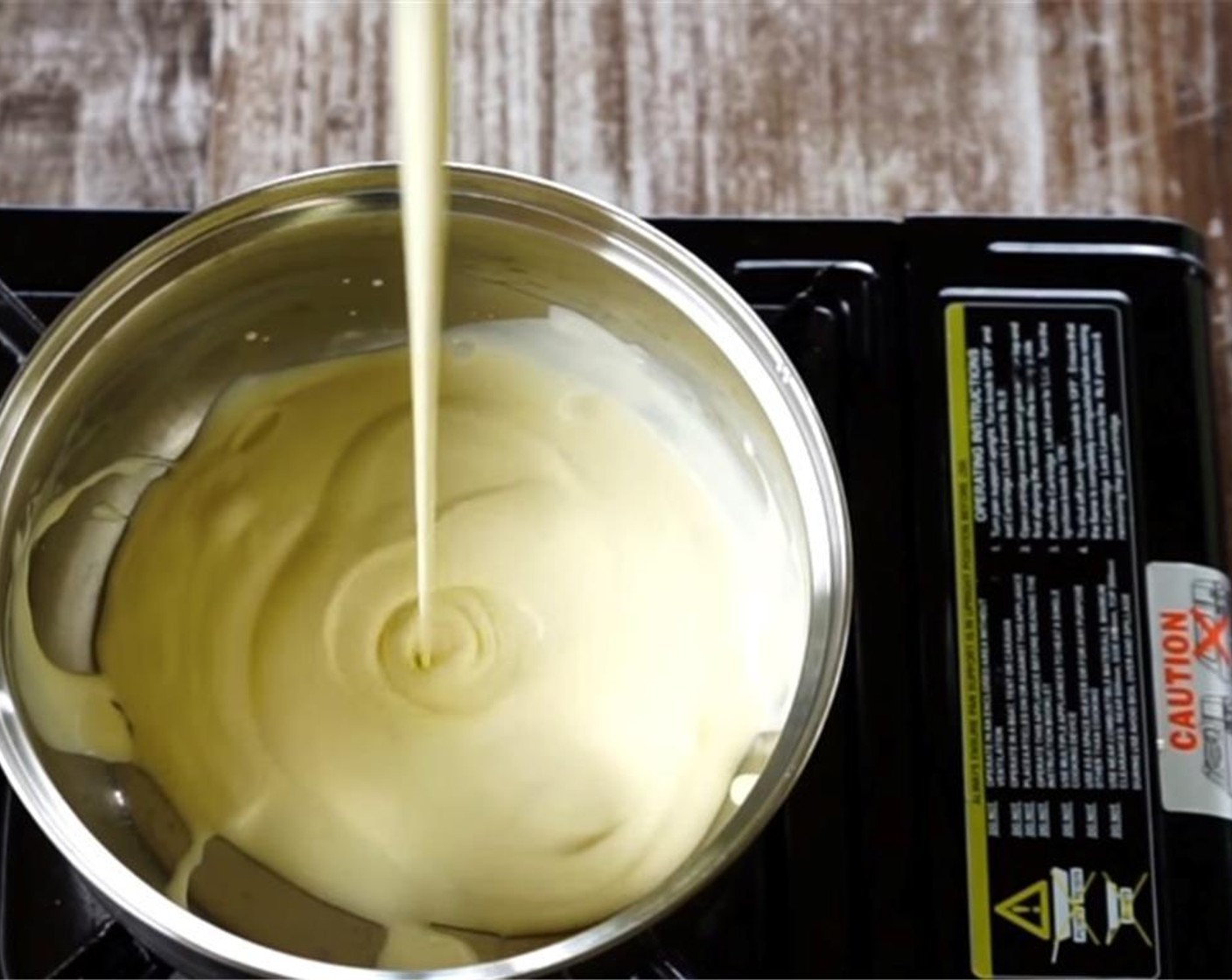 Schritt 5 Einen kleinen Topf auf den Herd auf mittlere Hitze stellen und Rahm (500 ml) hinzugiessen.