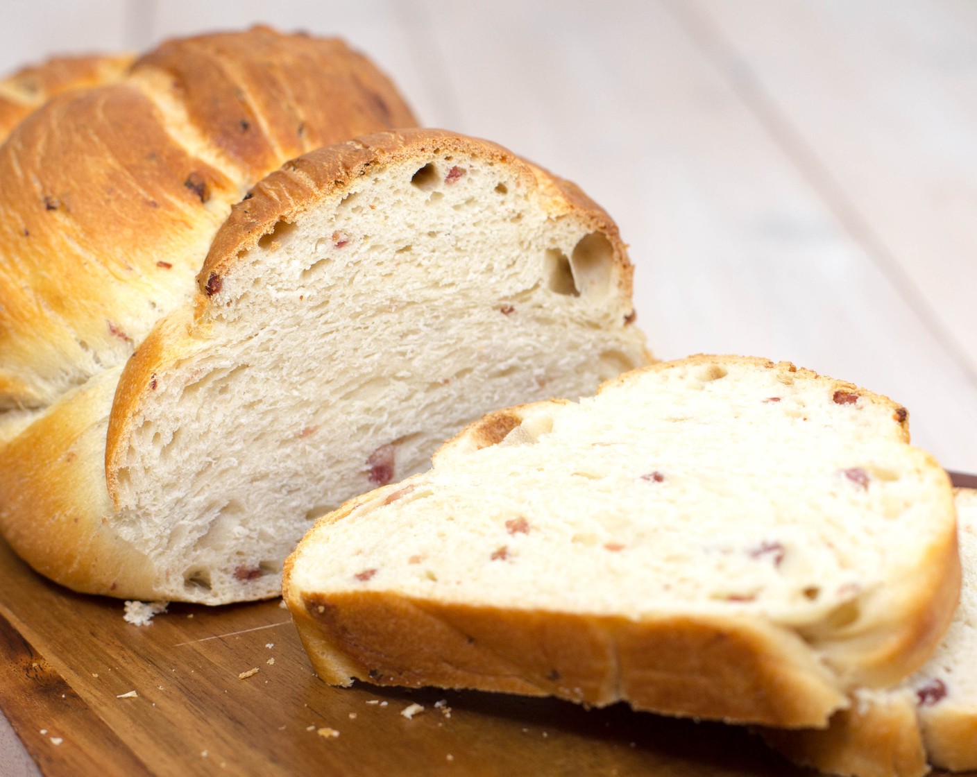 Schritt 7 Anschliessend das Blech auf Auflage 2 in den heissen Ofen schieben und bei 185 °C mit Heissluft Beschwaden für 35 Minuten goldgelb backen.