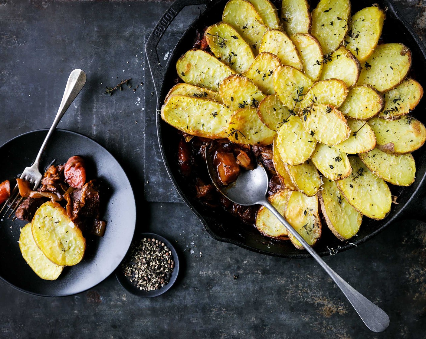 Schritt 6 Zum Schluss das Ragout in einer Gratinform verteilen. Fächerartig mit den gekochten Kartoffelscheiben belegen und mit dem geriebenen Gruyère (3 Esslöffel) bestreuen. Mit Salz (wenig), Pfeffer (wenig) und Thymian (nach Bedarf) würzen. Das Ganze bei 200 °C für 20 Minuten goldgelb gratinieren.