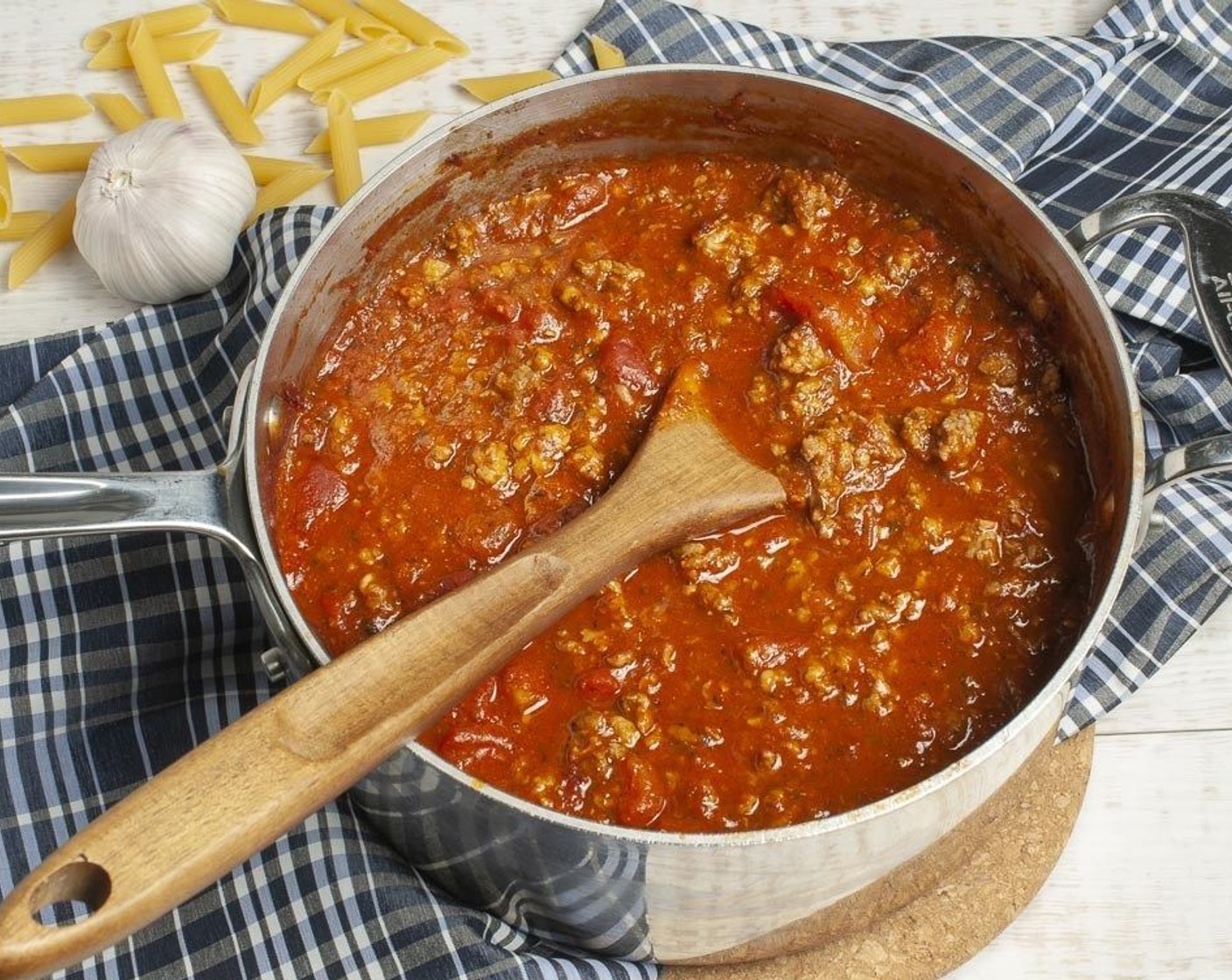 Schritt 3 Marinara Sauce (905 g), Tomaten aus der Dos (375 g), Italienisches Gewürz (1 EL), Salz (1/2 TL), Pfeffer (1/2 TL) und Chiliflocken (1/4 TL) zum Fleisch hinzugeben.
