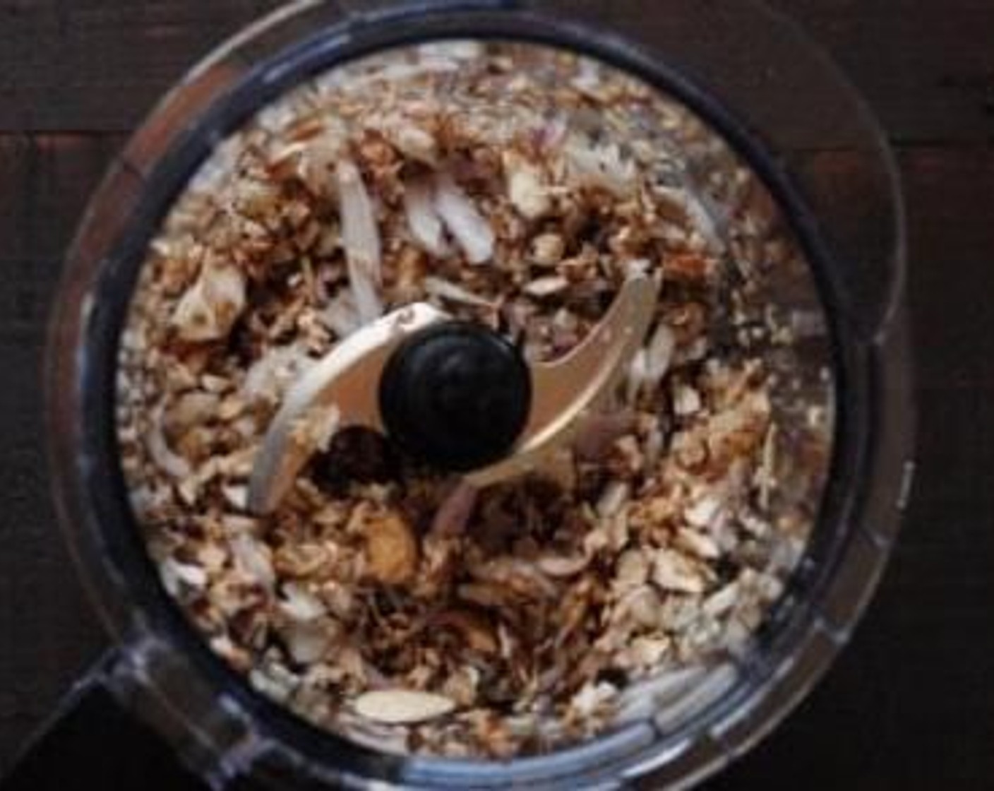 Schritt 5 Mini Bella Pilze (225 g) und Schalotten in eine Küchenmaschine geben; etwa 10 Mal kurz pulsieren, bis alles fein gehackt ist. Nicht zu lange verarbeiten.