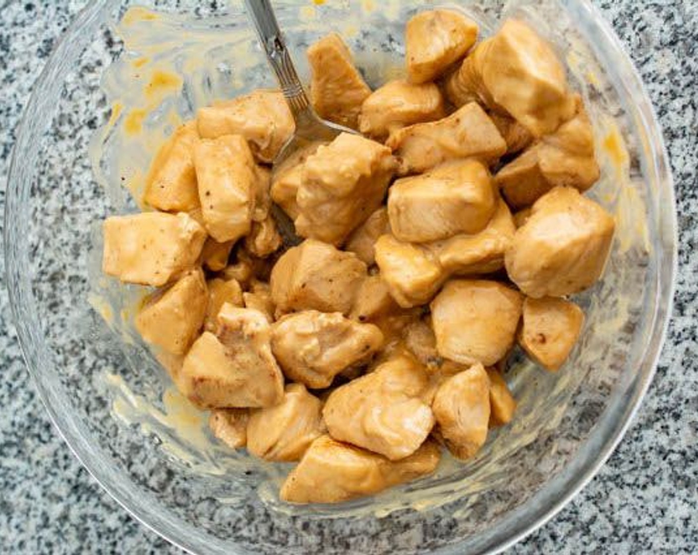 Schritt 1 Pouletfilets (680 g) etwa für 30 Minuten in Sojasauce (1 EL), Sesamöl (1 TL) und Salz (1/2 TL) marinieren.