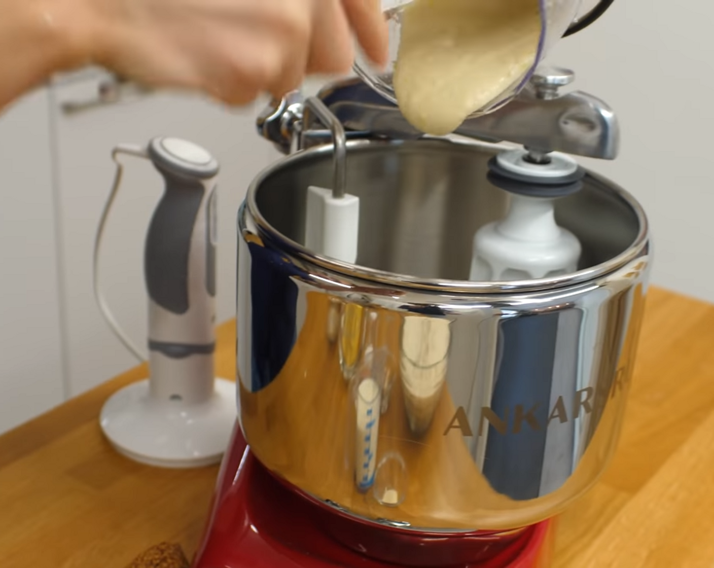 Schritt 2 Danach die Mandelmasse direkt in die Küchenmaschine geben.