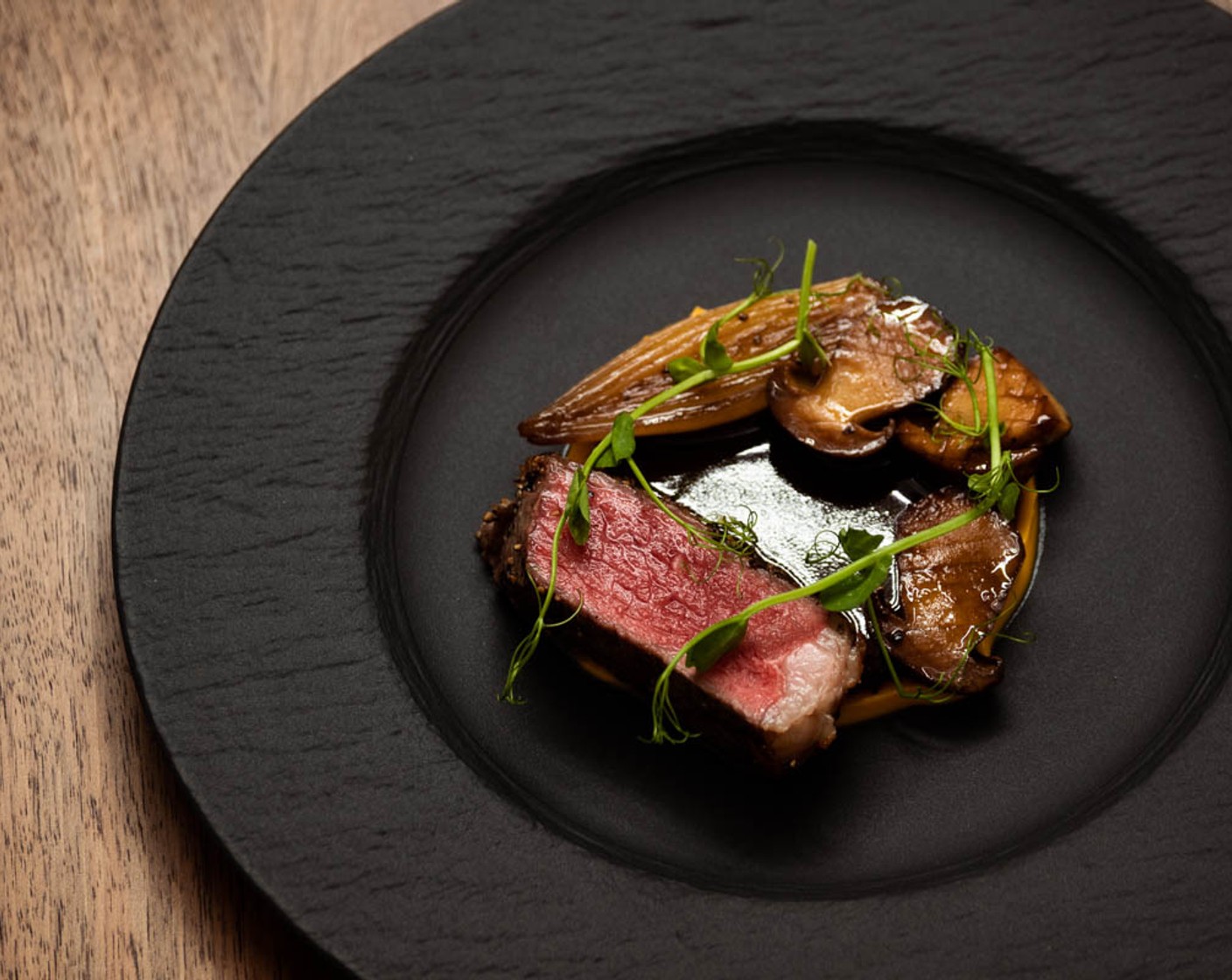 Rindsentrecôte mit Süsskartoffel-Mousseline, Steinpilzen und Schalotten