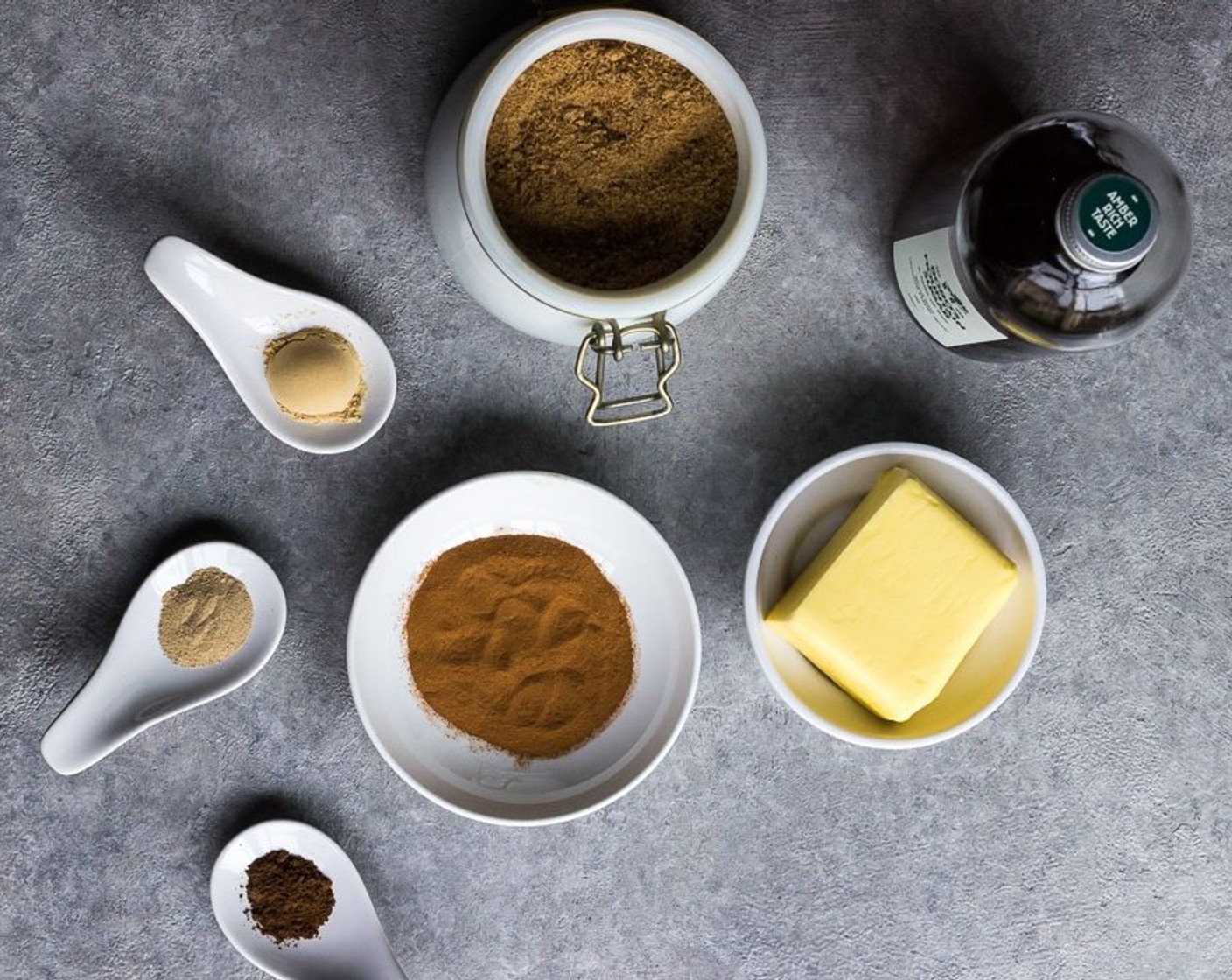 Schritt 6 Für die Füllung: Butter (110 g), Ahornsirup (2 Esslöffel), Zucker (125 g), Zimt (1 EL), Ingwer (1 TL), Nelken (1/4 TL), Kardamom (1/4 TL) und Salz (1 Pr.) in einer kleinen Schüssel vermischen und glatt rühren.