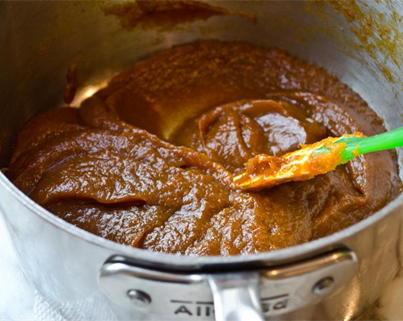 Schritt 5 Kürbis-Mischung bei mittlerer bis niedriger Hitze unter ständigem Rühren zum Kochen bringen. Hitze auf mittlere bis niedrige Hitze reduzieren und unter ständigem Rühren etwa 5 Minuten köcheln lassen, bis sie andickt, gebräunt und glänzend wird.