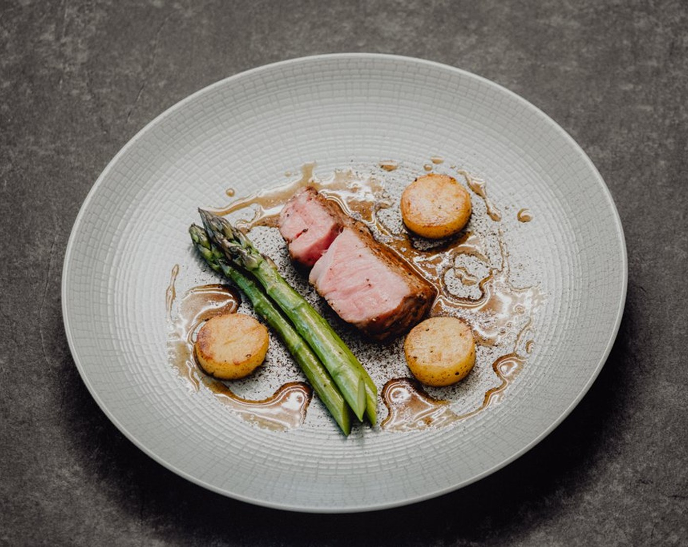 Veal Kotelett mit Spargel, Kartoffeltaler und Lauch-Asche