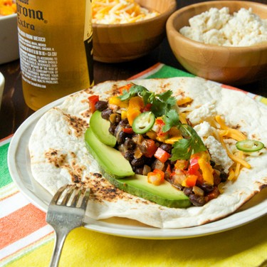 Tacos mit schwarzen Bohnen und Avocado 