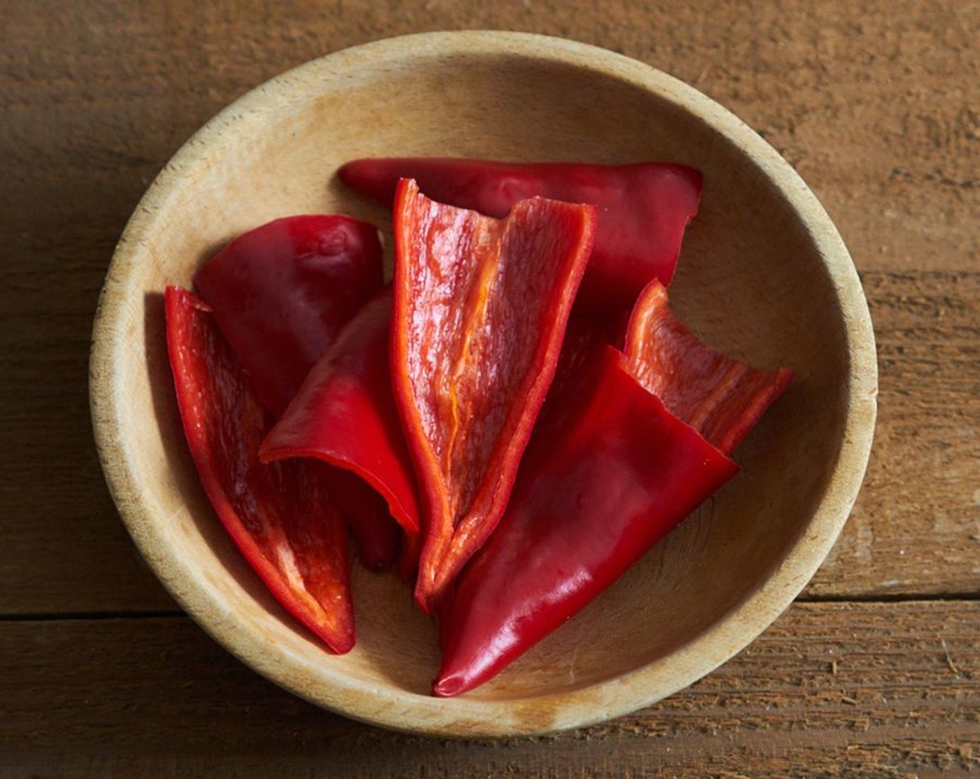 Schritt 5 Fresno Chilis, rot (4) halbieren und die Kerne und Rippen entfernen.