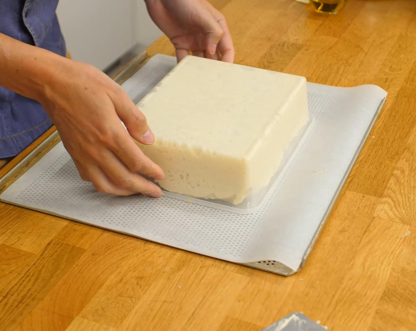 Schritt 7 Nach der Gärzeit den Teig aus dem Becken ganz vorsichtig auf ein Backpapier auf einem Blech kippen. Die Finger in Olivenöl tunken und den Teig behutsam überall eindrücken.