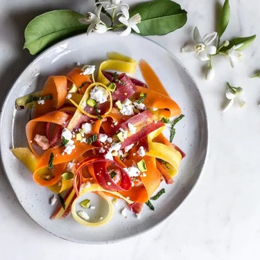 Karotten-Feta-Salat mit Pistazien und Orangenblütendressing 