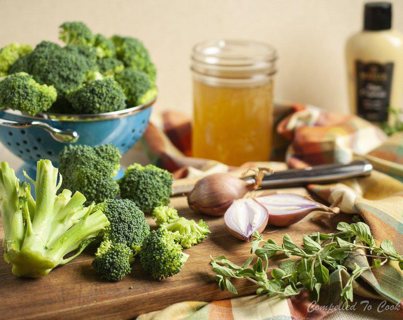 Schritt 1 Stiele des Broccoli (680 g) nah an den Röschen abschneiden. Dann die Röschen in kleine Stücke schneiden.