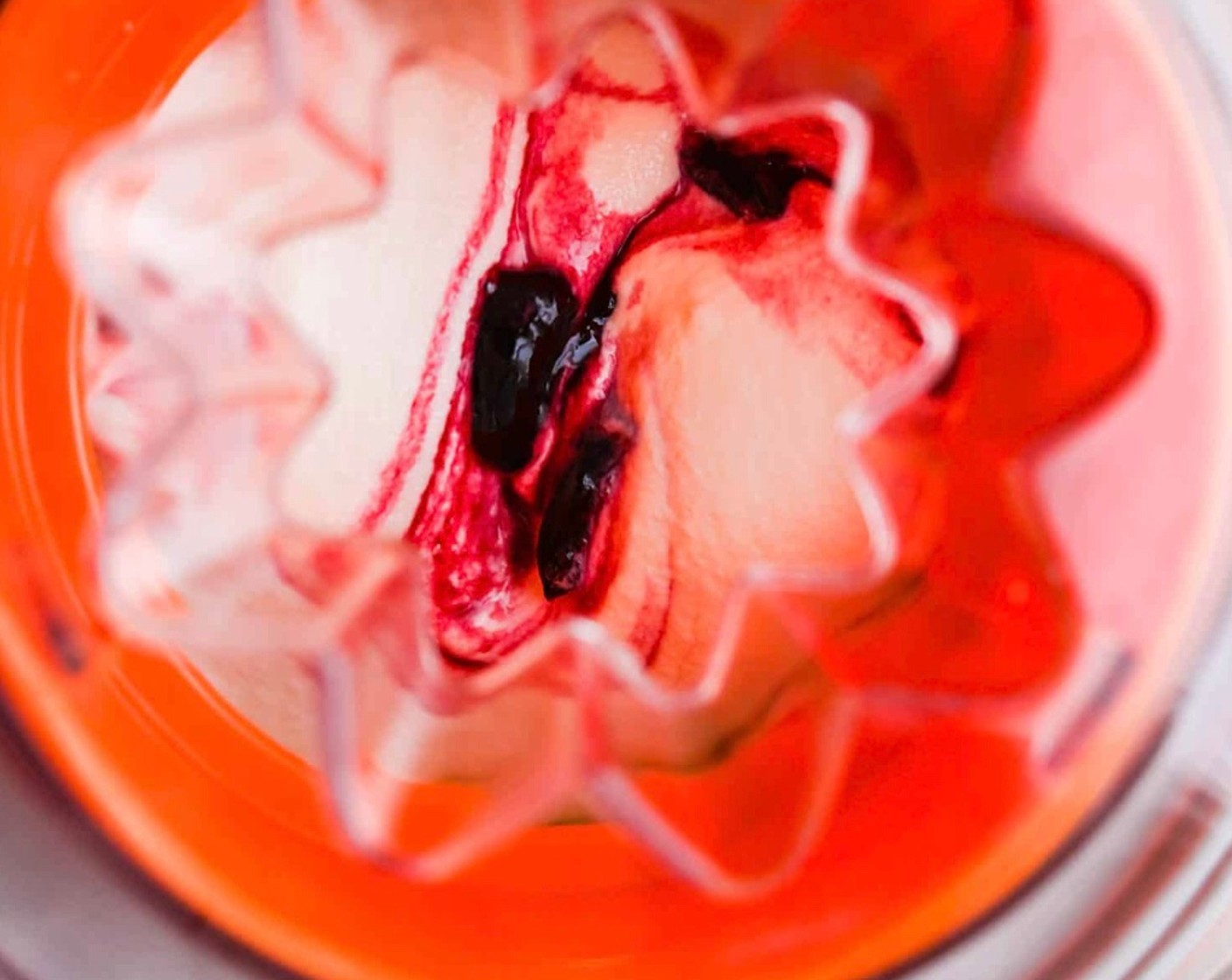 Schritt 12 Die Flüssigkeit von den Kirschen abgiessen und zu dem Eis hinzugeben. Weitere 5-6 Minuten rühren. (Die Flüssigkeit kann aufbewahrt werden, um sie später über das Eis zu träufeln).