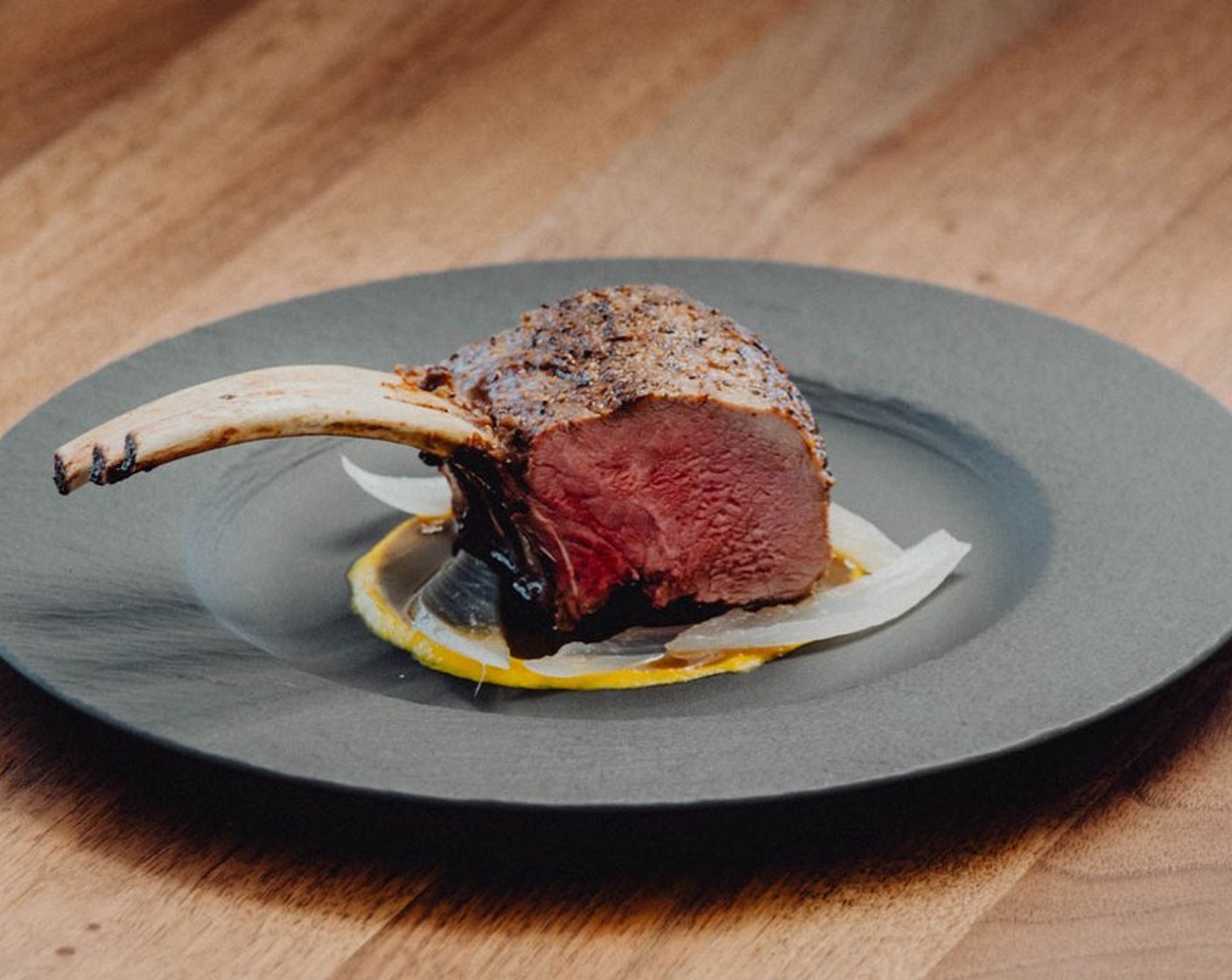 Schritt 5 Den Wild Jus (200 g) erhitzen und zusammen mit dem Fleisch servieren.