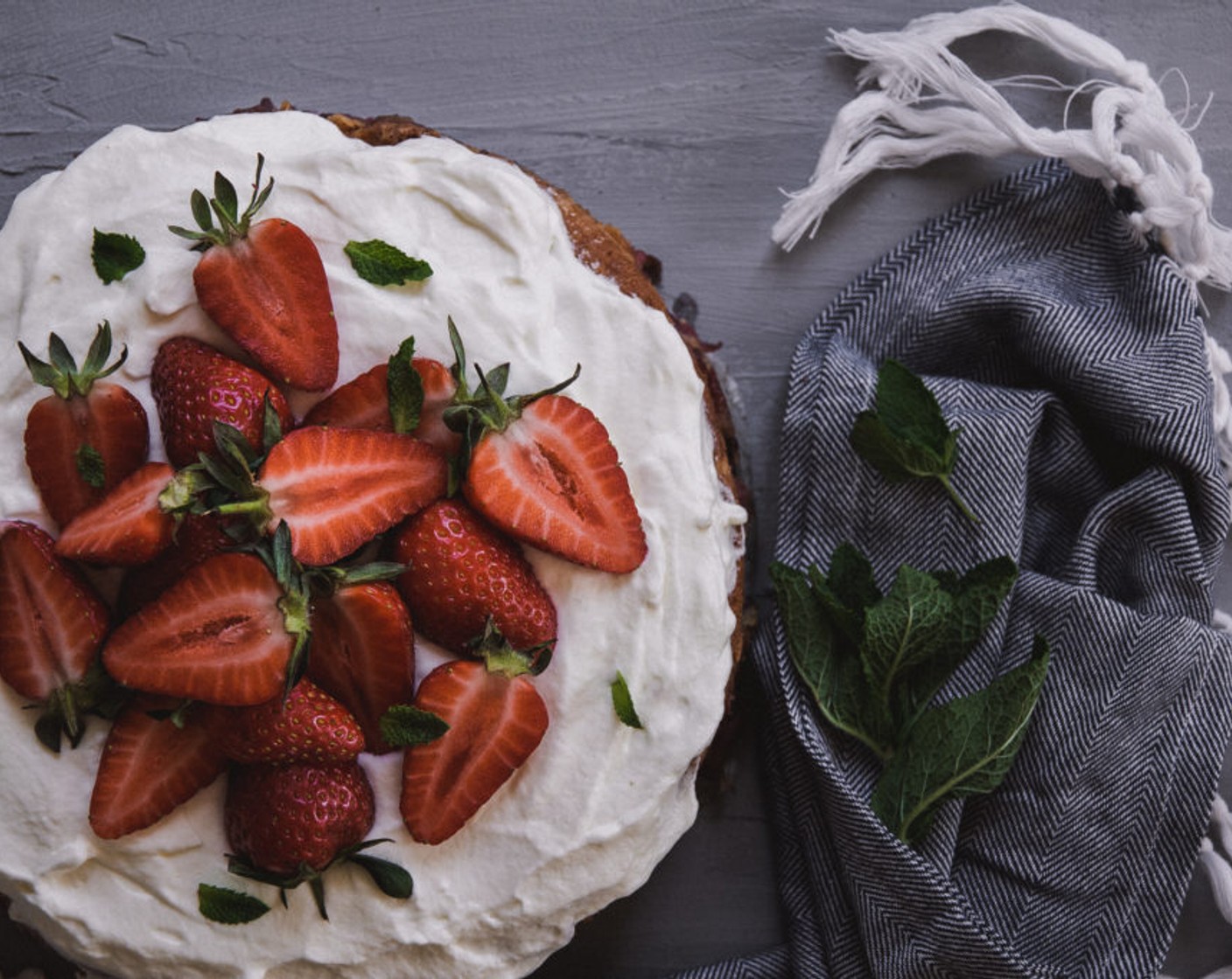 Schritt 13 Den abgekühlten Kuchen mit Schlagsahne eindecken und die Erdbeeren darauf drapieren.