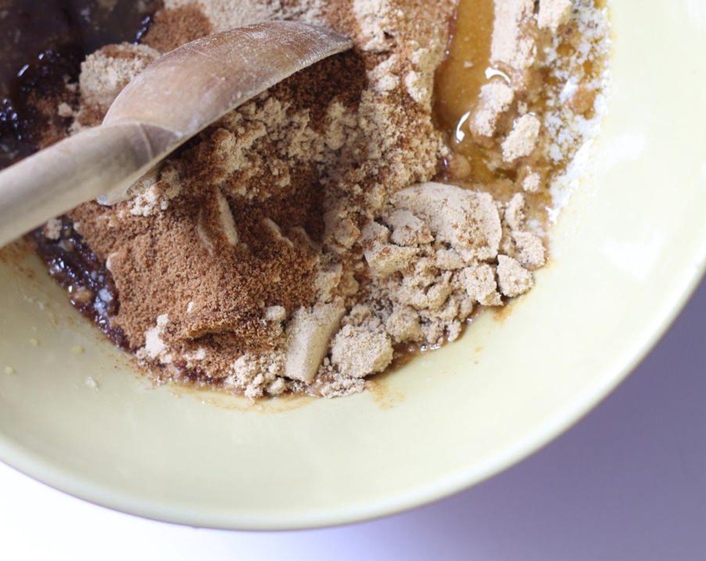 Schritt 2 Für den Tortenboden, Vollkornkekse (2 Packungen), Kokoszucker (75 g) und Butter (120 g) in einer grossen Schüssel vermischen.