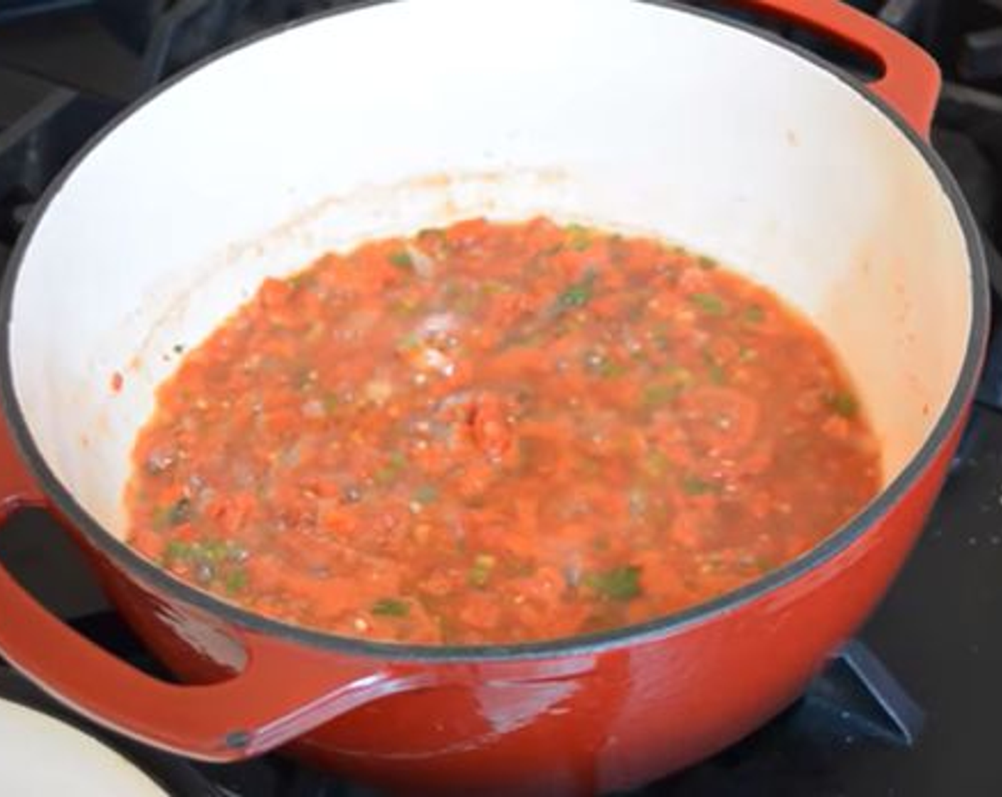 Schritt 2 Am nächsten Tag die Salsa in einen Topf geben und bei schwacher Hitze köcheln lassen. Sobald es zu kochen beginnt, den Koriander (1/2 TL) hinzufügen. Die Hitze reduzieren und für etwa 10 Minuten simmern lassen. Anschliessend den Deckel entfernen und die Hitze erhöhen. Sobald es zu kochen beginnt, das Speisestärke (1 EL) einrühren und köcheln lassen, bis die Salsa andickt. Dann erst dann den Topf vom Herd nehmen.