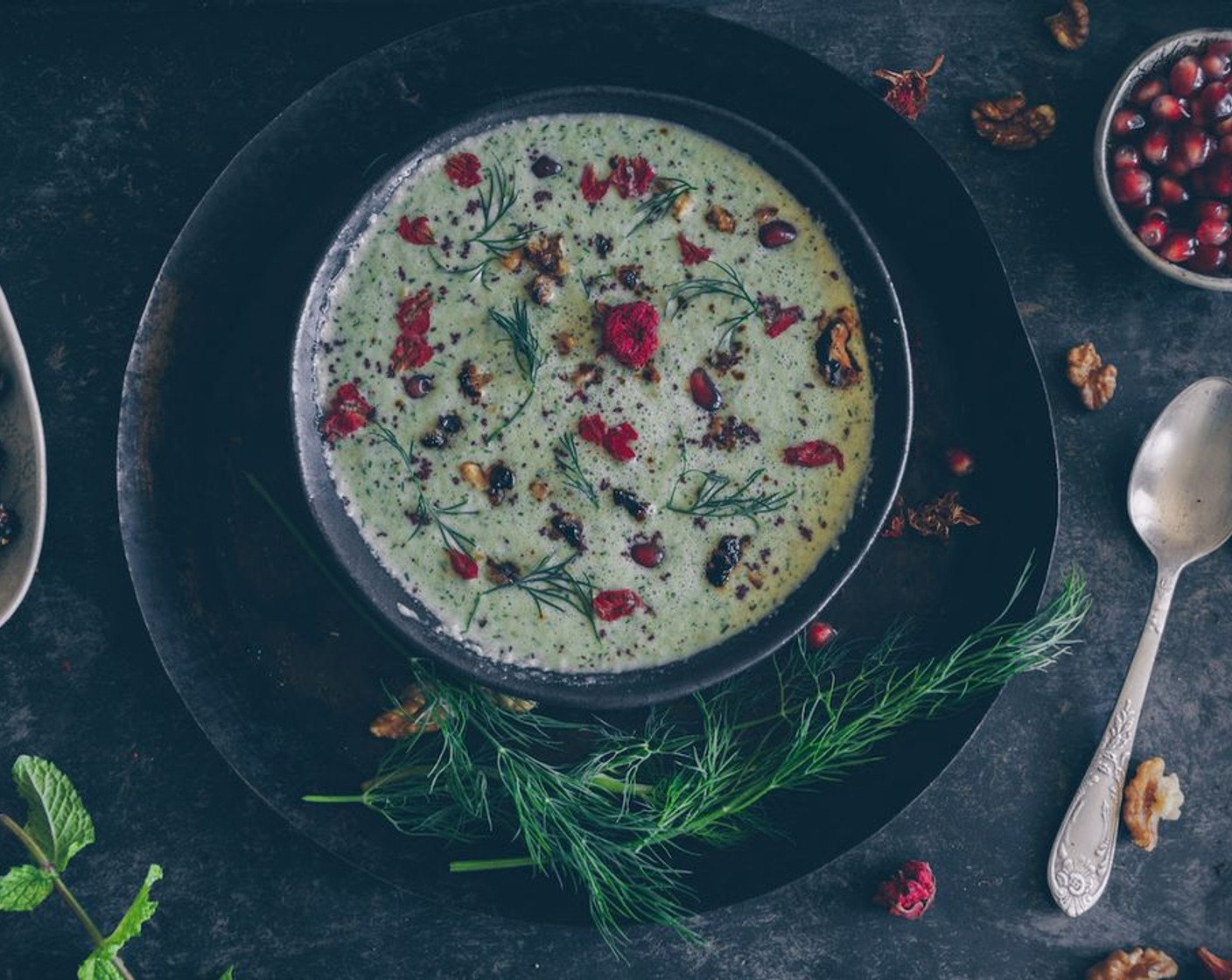 Schritt 8 Vor dem Servieren mit Granatapfelmelasse (1 TL), Granatapfelkerne (nach Bedarf), Sumach (1/4 TL) und Chili (wenig) garnieren.