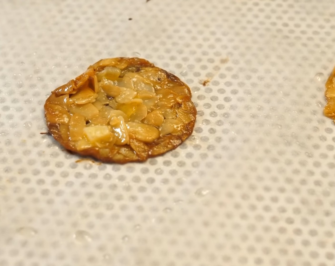 Schritt 13 Dann mit der Schokoladenseite nach unten auf ein mit Backpapier belegtes Blech absetzen und für 5-10 Minuten in den Kühlschrank stellen, damit die Schokolade anziehen kann.