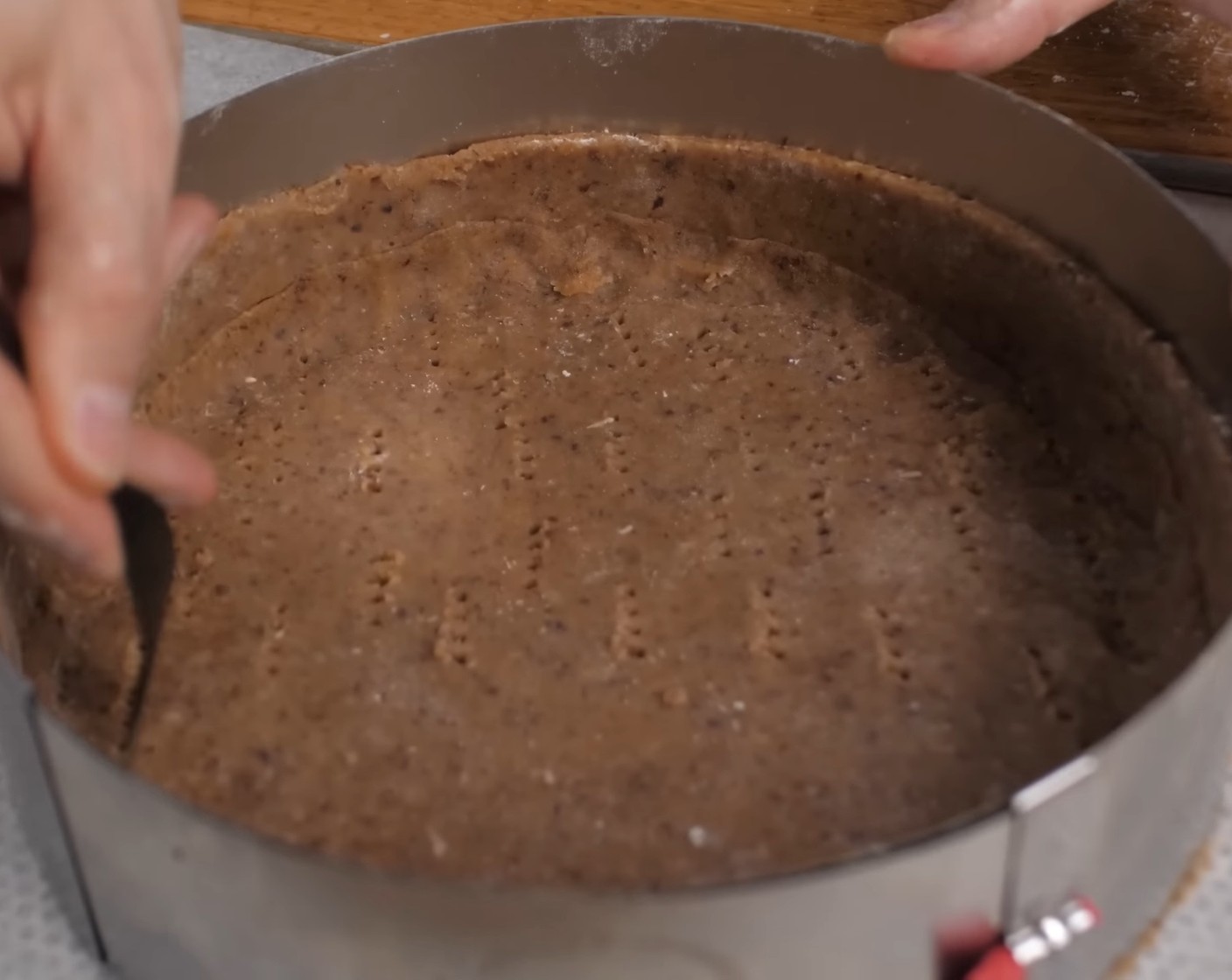 Schritt 14 Den Teigboden mit einer Gabel gut stupfen, d.h. Löcher einstechen. Dadurch wird verhindert, dass der Teig während des Backens Blasen wirft.