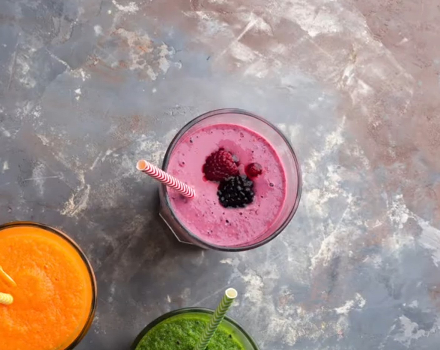 Schritt 2 In ein hohes Glas giessen, mit Beeren anrichten und direkt geniessen.