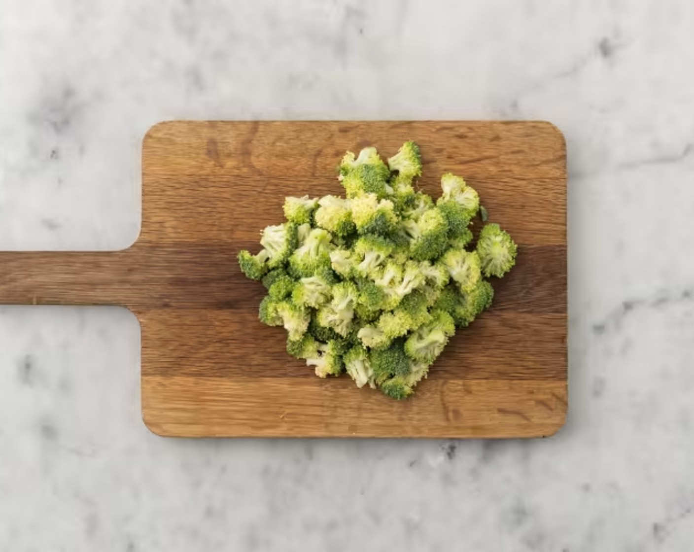 Schritt 1 Erhitze Wasser (700 ml) im Wasserkocher. Broccoli (500 g) in mundgerechte Röschen schneiden. Karotten (200 g) nach Belieben schälen und schräg in dünne Scheiben schneiden. Zwiebeln (200 g) halbieren und in feine Streifen schneiden. Cranberries (40 g) grob hacken.
