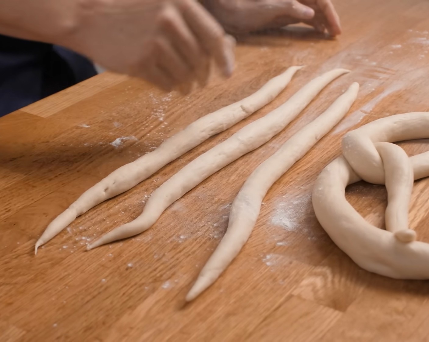 Schritt 15 Danach auch die kleinen Teigkugeln – in mehreren Intervallen – zu je einem Strang rollen.