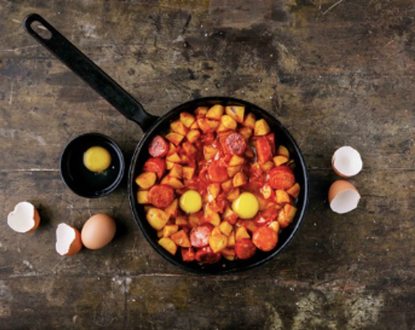 Schritt 3 Die Chorizo zurück in die Pfanne geben und erhitzen. Eier (3) direkt in die Pfanne aufschlagen. Für 3 bis 4 Minuten, mit geschlossenem Deckel pochieren, bis das Eiweiss gestockt ist. Das Eigelb darf ruhig noch weich sein.