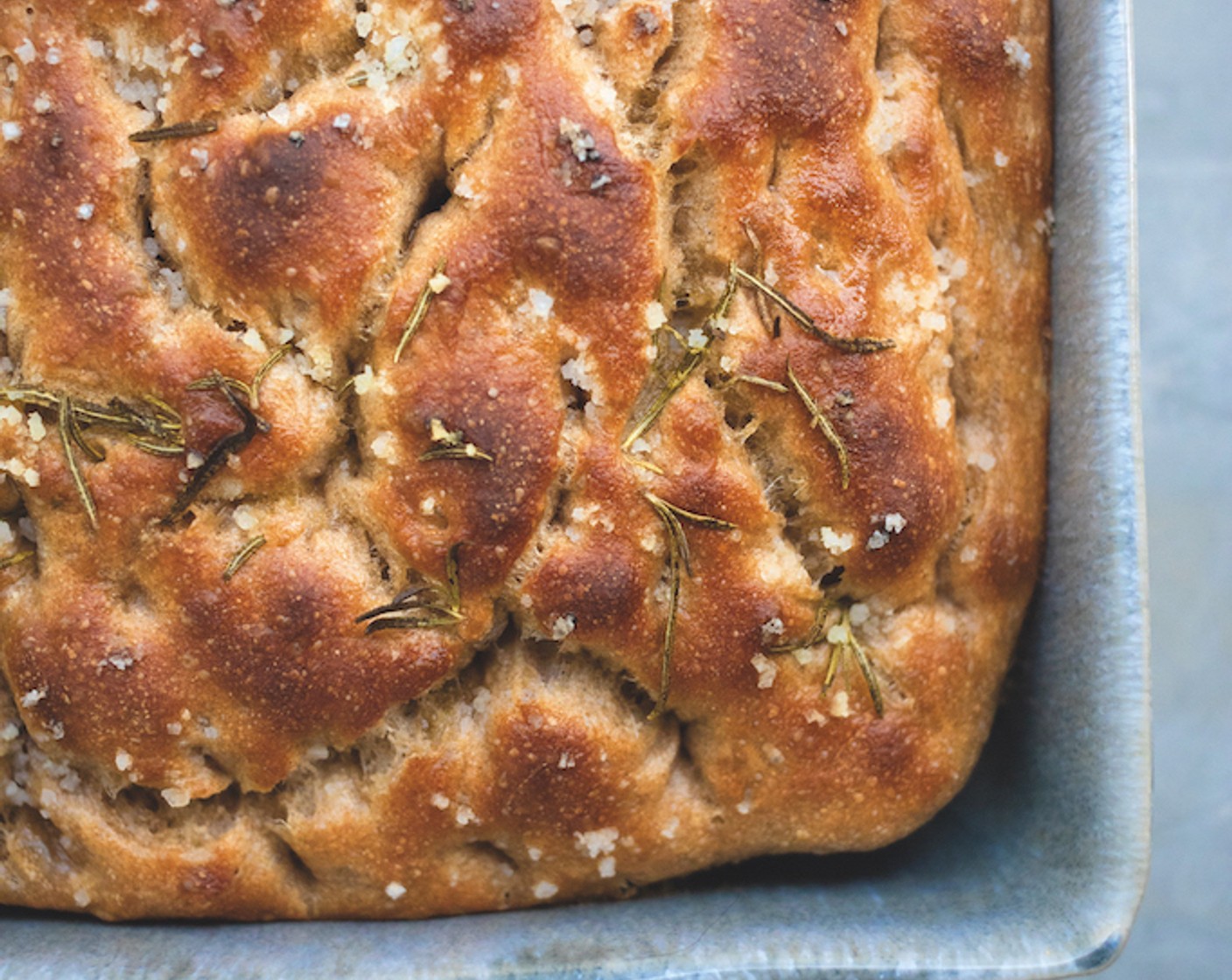 Schritt 6 Das Ganze bei 220 °C in der Ofenmitte ca. 25 Minuten backen, bis die Focaccia schön gebräunt ist. Danach aus dem Backofen nehmen und in der Form vollständig auskühlen lassen. Anschliessend herauslösen und geniessen.