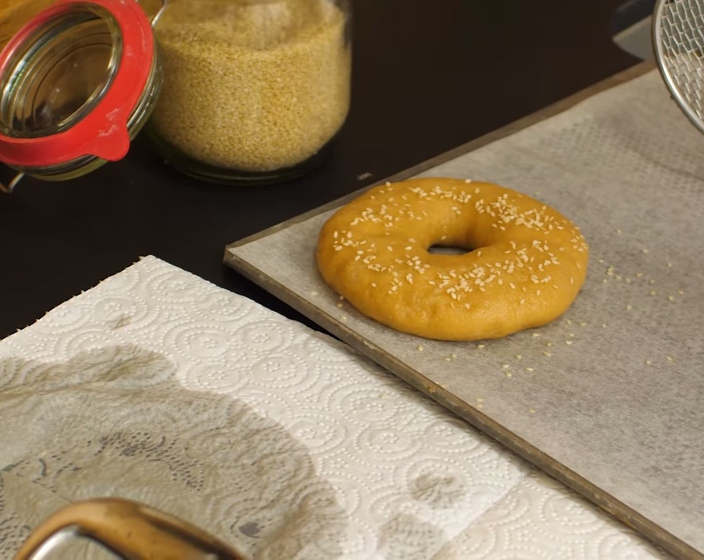 Schritt 12 Erst dann die Ringe auf ein mit Backpapier belegtes Backblech absetzen und nach Belieben mit Sesam (wenig) bestreuen.