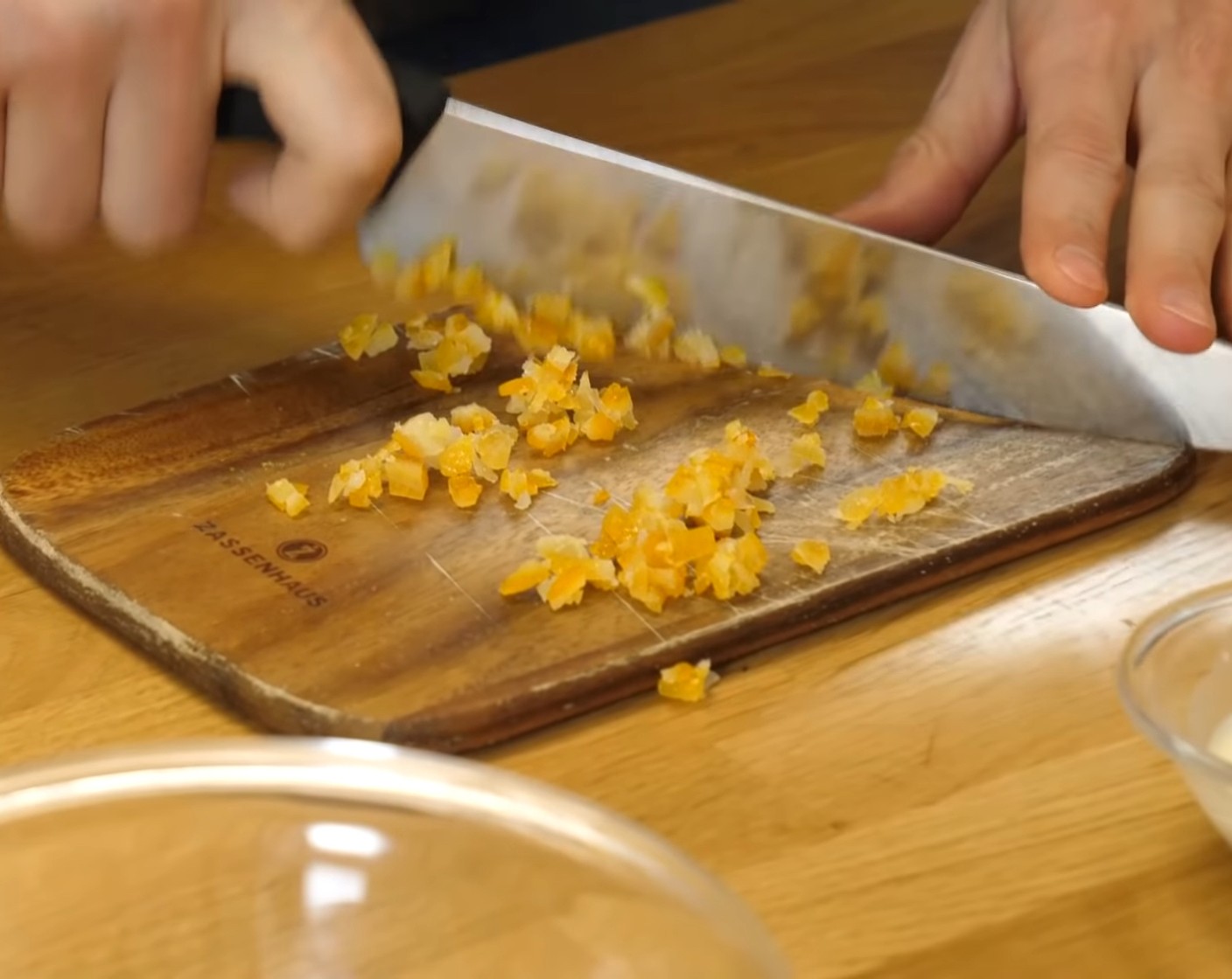 Schritt 1 Das Orangeat (2 Esslöffel) grob hacken, zu den Mandelblättchen (30 g) mischen und zur Seite stellen.